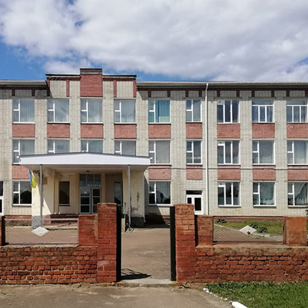 Монтаж енергоефективних вікон в Добрянському ліцеї, смт. Добрянка. Будівельні роботи від "Семидар".