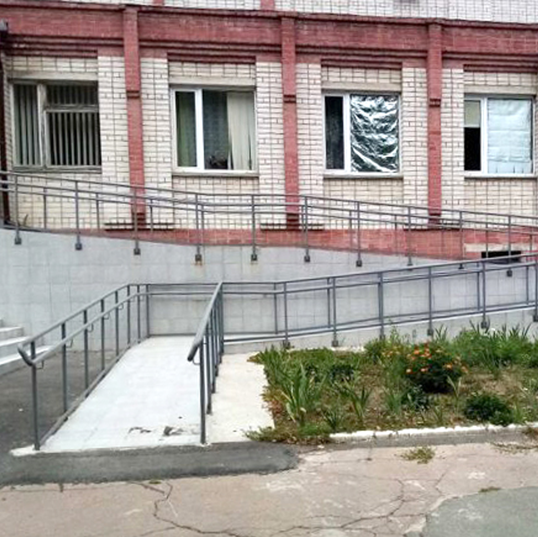 Пандус та інклюзивне обладнання для забезпечення доступності у Чернігівській центральній районній лікарні, встановлене компанією "Семидар".