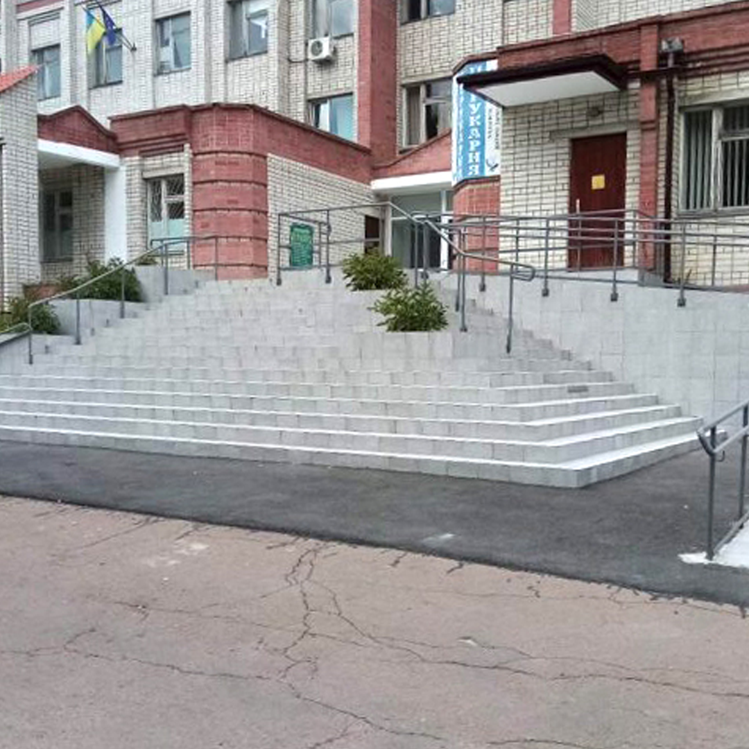 Сходи та оновлений фасад Чернігівської центральної районної лікарні після проведення ремонтних робіт компанією "Семидар".