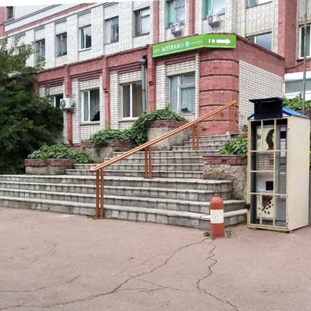 Загальний вигляд фасаду Чернігівської центральної районної лікарні після завершення ремонтних робіт від компанії "Семидар".