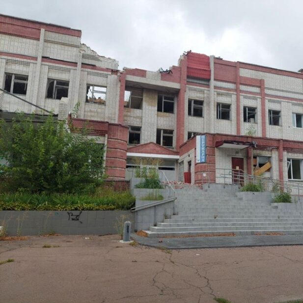 Загальний вигляд фасаду Чернігівської центральної районної лікарні до ремонтних робіт від компанії "Семидар".